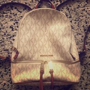 Michael Kors Signature Rhea ZIP Medium Back Back